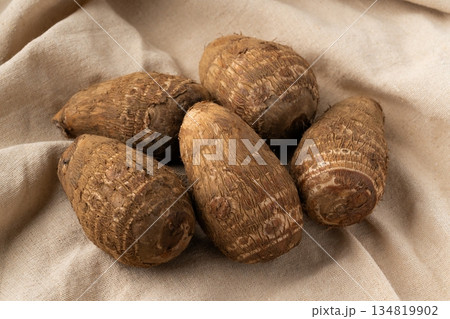 布の上に置かれた里芋（土垂） 134819902