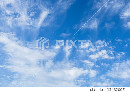 秋の空 印象的な青空と雲01 秋の空 印象的な青空と雲01 134820074