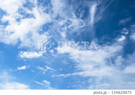 秋の空 印象的な青空と雲02 秋の空 印象的な青空と雲02 134820075