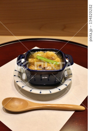 日本料理 牡蠣とカリフラワーとペコロスと大根の煮込み 日本料理 牡蠣とカリフラワーとペコロスと大根の煮込み 134820282