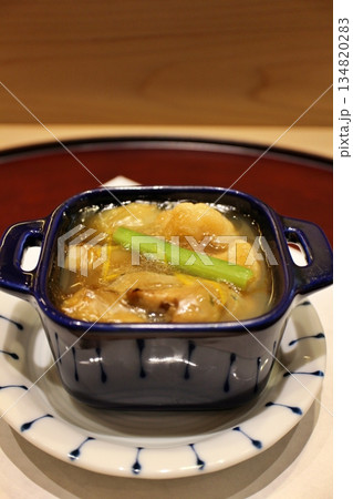 日本料理　牡蠣とカリフラワーとペコロスと大根の煮込み 134820283