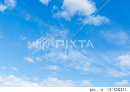 秋の空　昼の青空と雲65 134820381