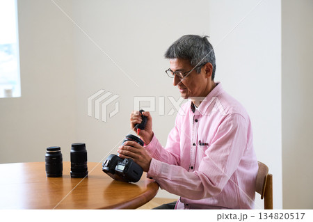 写真撮影を趣味にする男性シニア カメラ 手入れ メンテナンス 写真撮影を趣味にする男性シニア カメラ 手入れ メンテナンス 134820517