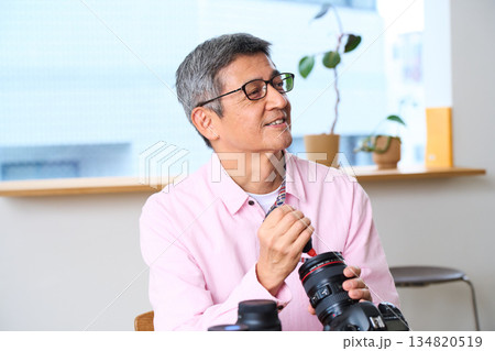 写真撮影を趣味にする男性シニア カメラ 手入れ メンテナンス 写真撮影を趣味にする男性シニア カメラ 手入れ メンテナンス 134820519