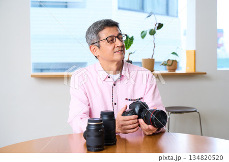写真撮影を趣味にする男性シニア カメラ 手入れ メンテナンス 写真撮影を趣味にする男性シニア カメラ 手入れ メンテナンス 134820520