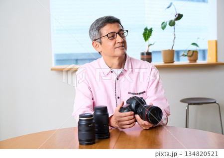 写真撮影を趣味にする男性シニア カメラ 手入れ メンテナンス 写真撮影を趣味にする男性シニア カメラ 手入れ メンテナンス 134820521