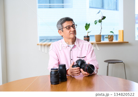 写真撮影を趣味にする男性シニア カメラ 手入れ メンテナンス 写真撮影を趣味にする男性シニア カメラ 手入れ メンテナンス 134820522