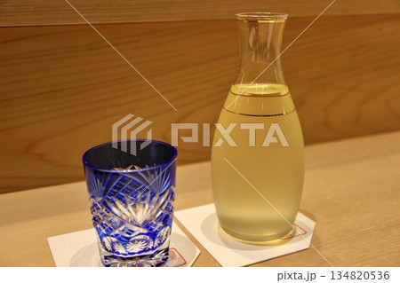 日本料理の割烹で出される日本酒の徳利と江戸切子のお猪口 134820536