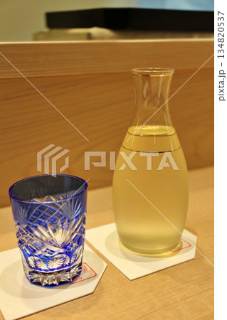 日本料理の割烹で出される日本酒の徳利と江戸切子のお猪口 134820537