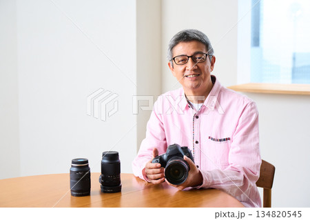 写真撮影を趣味にする男性シニア　カメラ　手入れ　メンテナンス 134820545