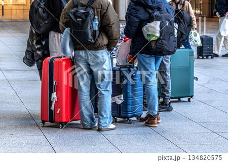 日本の東京都市景観 スーツケース…。インバウンド続く…東京駅(日本橋口)に集まった外国人観光客ら 日本の東京都市景観 スーツケース…。インバウンド続く…東京駅(日本橋口)に集まった外国人観光客ら 134820575