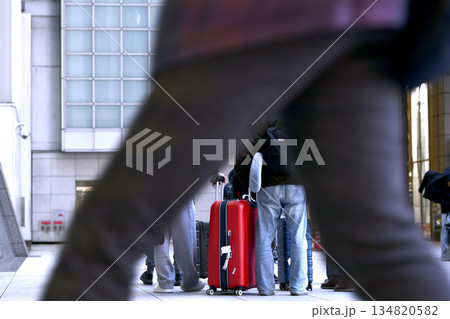 日本の東京都市景観　スーツケース…。インバウンド続く…東京駅（日本橋口）に集まった外国人観光客ら 134820582