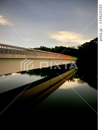 夕暮れ時の池に架かる橋 夕暮れ時の池に架かる橋 134820583