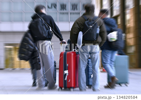 日本の東京都市景観　スーツケース…。インバウンド続く…東京駅（日本橋口）に集まった外国人観光客ら 134820584