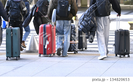 日本の東京都市景観　スーツケース…。インバウンド続く…東京駅（日本橋口）に集まった外国人観光客らは… 134820653