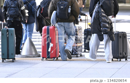 日本の東京都市景観　スーツケース…。インバウンド続く…東京駅（日本橋口）に集まった外国人観光客らは… 134820654