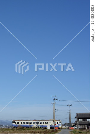 雲ひとつ無い青空の下、のどかな田園風景を往くキハ40です 134820808