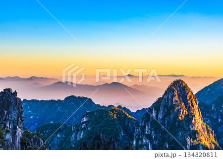 世界遺産「黄山」　雲海と日の出　中国 134820811