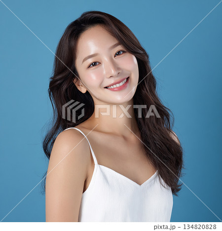 鮮やかなブルー背景、文字入れしやすい人物中心の構図 134820828