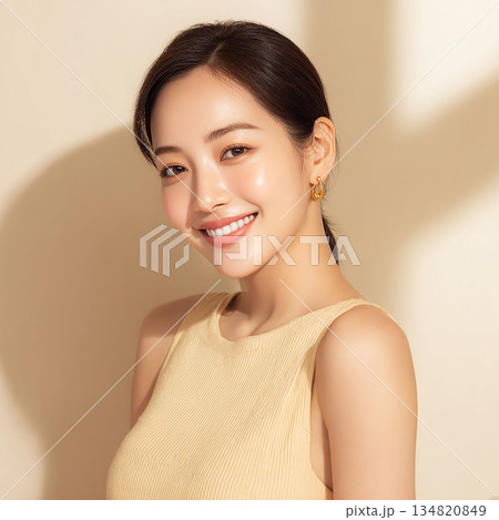 日常の幸せを感じる、ナチュラルな笑顔と透明感あふれる女性 134820849