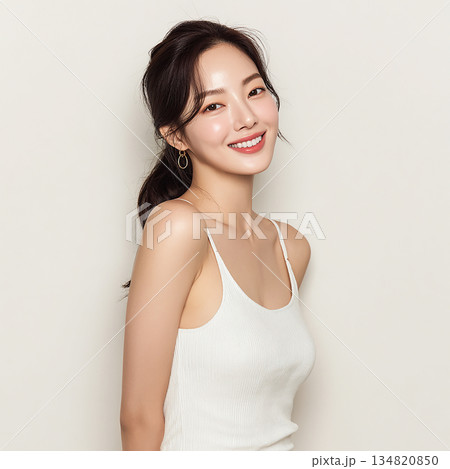 柔らかな光の背景と女性、文字入れしやすいポートレート構図 134820850