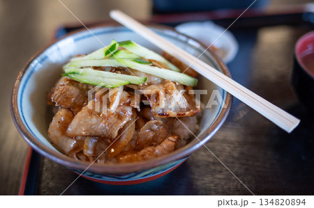 美味しそうな焼肉丼 美味しそうな焼肉丼 134820894