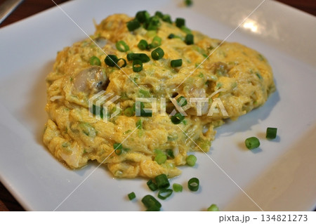 中華料理　アサリと玉子と芹菜（中国セロリ）の炒め物 134821273