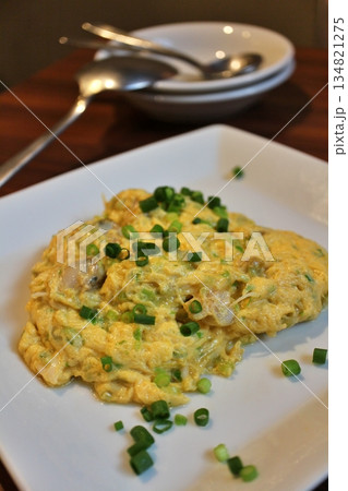 中華料理　アサリと玉子と芹菜（中国セロリ）の炒め物 134821275