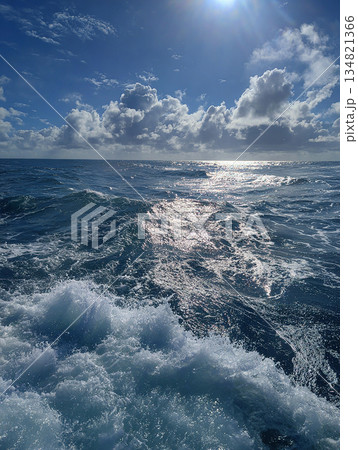 太陽に照らされる波立つ海面と青空 入道雲のイラスト素材 [134821366] - PIXTA