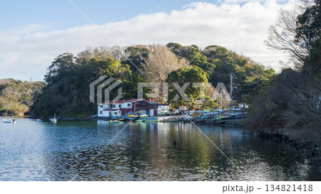小網代湾の冬 134821418
