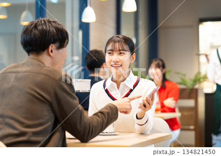 カフェでくつろぐ若いカップル カフェでくつろぐ若いカップル 134821450