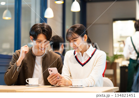 カフェでくつろぐ若いカップル 134821451