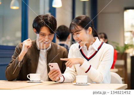 カフェでくつろぐ若いカップル 134821452