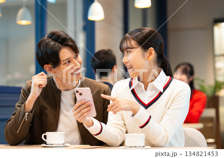 カフェでくつろぐ若いカップル 134821453