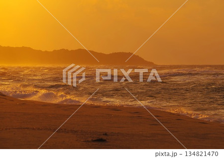 夕陽に染まる海岸 134821470