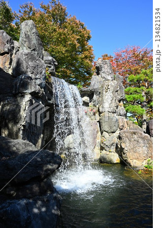 秋の天寿園で見られる中国庭園の風景と滝（新潟県新潟市） 134821534