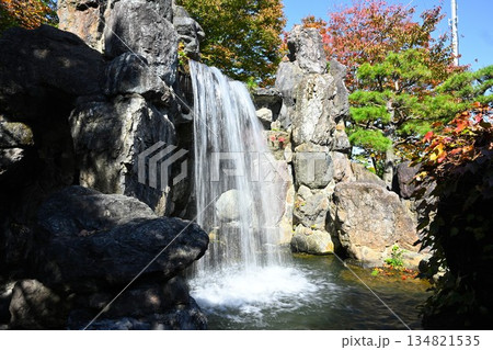 秋の天寿園で見られる中国庭園の風景と滝(新潟県新潟市) 秋の天寿園で見られる中国庭園の風景と滝(新潟県新潟市) 134821535