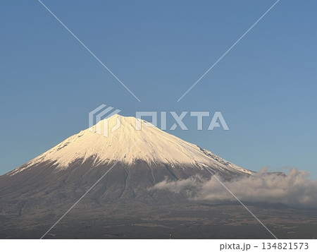 富士山と快晴の青空 富士山と快晴の青空 134821573