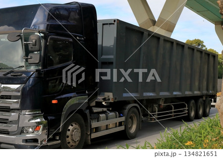 スクラップ運搬車両 134821651