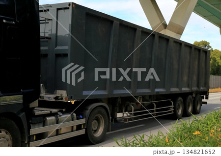 スクラップ運搬車両 134821652