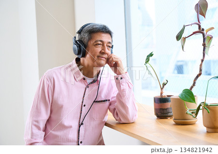 音楽鑑賞（ライフスタイル・シニアの趣味） 134821942