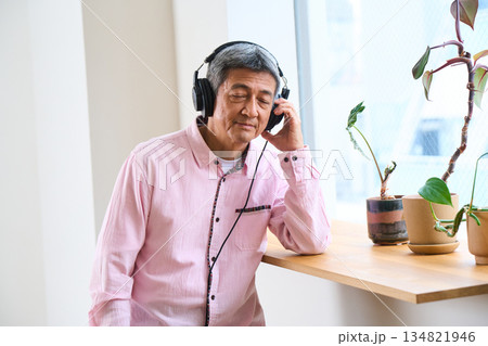 音楽鑑賞（ライフスタイル・シニアの趣味） 134821946