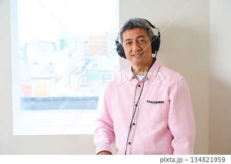 音楽鑑賞（ライフスタイル・シニアの趣味） 134821959