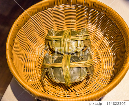 本場上海で食べる上海蟹 オスとメス 蒸す前 本場上海で食べる上海蟹 オスとメス 蒸す前 134822305
