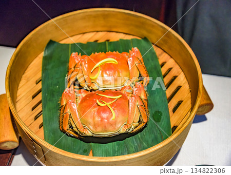 本場上海で食べる上海蟹 オスとメス 蒸した後 本場上海で食べる上海蟹 オスとメス 蒸した後 134822306