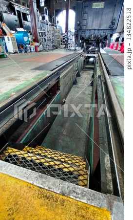 扇形機関庫に設けられた… 主に蒸気機関車を点検・整備する『ピット』 扇形機関庫に設けられた… 主に蒸気機関車を点検・整備する『ピット』 134822518
