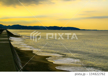 七里ヶ浜から望める駅… 朝焼けの【逗子・葉山】 134822762