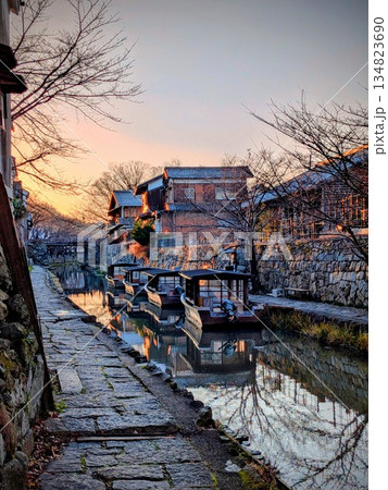 夕方の八幡堀（縦）　251229 134823690
