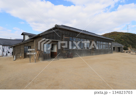 二十四の瞳映画村の昭和初期の尋常小学校のオープンセット 134823703