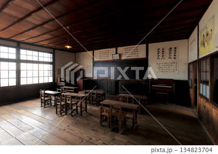 二十四の瞳映画村の昭和初期の尋常小学校のオープンセット 134823704